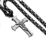 Schwarz-silberfarbene Kruzifixkette mit kontrastfarbener Königskette und Jesusfigur