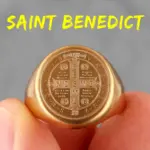 Goldfarbener Benediktusring R694 mit Kreuz und traditionellen Benediktuszeichen in Nahaufnahme