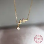 OBEAR Olivenzweig-Halskette in Goldoptik mit Blätterzweig, klaren Schmucksteinen und Hersteller-Stempelsiegel im Bild