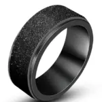 VQYSKO Design 5: schwarzer Edelstahlring mit körnig strukturierter, glitzernd wirkender Oberfläche