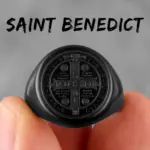 Schwarzer Benediktusring R694 mit rundem Kreuz- und Benediktusmotiv in Nahaufnahme