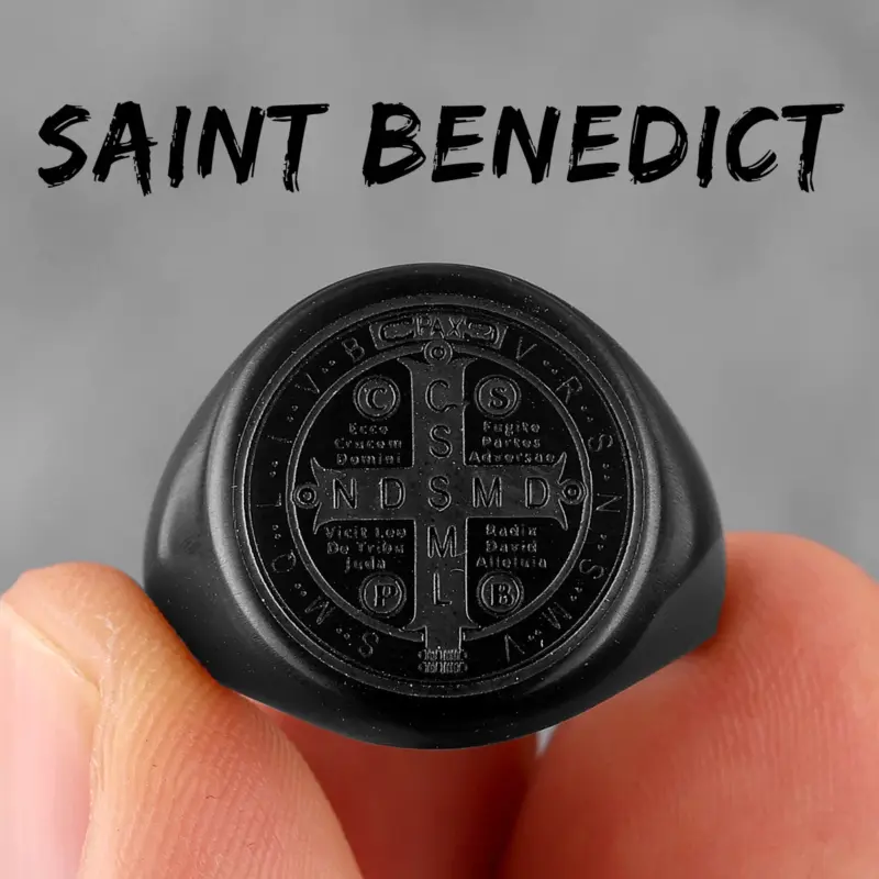 Schwarzer Benediktusring R694 mit rundem Kreuz- und Benediktusmotiv in Nahaufnahme