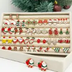 25 Paar kleine Weihnachts-Ohrstecker und Ohrhänger mit vielen Figuren auf heller Schmuckpräsentation, Lieferantenfoto