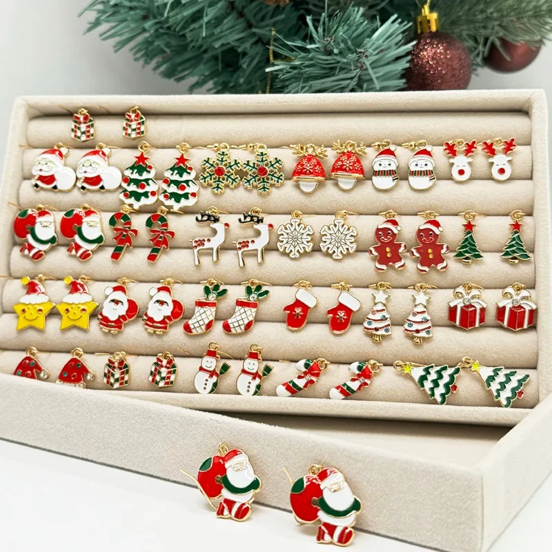 25 Paar kleine Weihnachts-Ohrstecker und Ohrhänger mit vielen Figuren auf heller Schmuckpräsentation, Lieferantenfoto