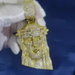 Christlicher Jesus-Anhänger im Iced-Out-Stil