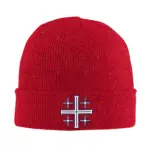 Rote Jerusalemkreuz-Mütze mit weiß-blau umrandetem Kreuzmotiv auf dem Strickumschlag