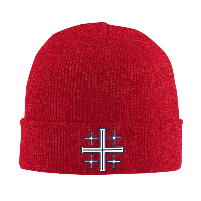 Rote Jerusalemkreuz-Mütze mit weiß-blau umrandetem Kreuzmotiv auf dem Strickumschlag