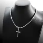 KNOBSPIN Kreuz-Tenniskette auf einer Schmuckbüste