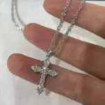 sharelucky Kreuzkette Damen – silberfarbenes Kreuz mit funkelndem Steinbesatz