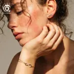 ORSA JEWELS silberfarbener Infinity-Ohrstecker am Ohr getragen