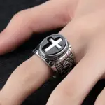 NORTHMAN Kreuzring mit silberfarbenem Kreuz am Finger getragen