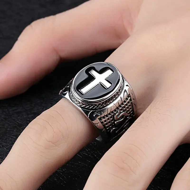 NORTHMAN Kreuzring mit silberfarbenem Kreuz am Finger getragen