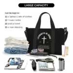 Größenbeispiel für die schwarze Reisetasche mit Kleidung, Flasche und weiteren Gegenständen