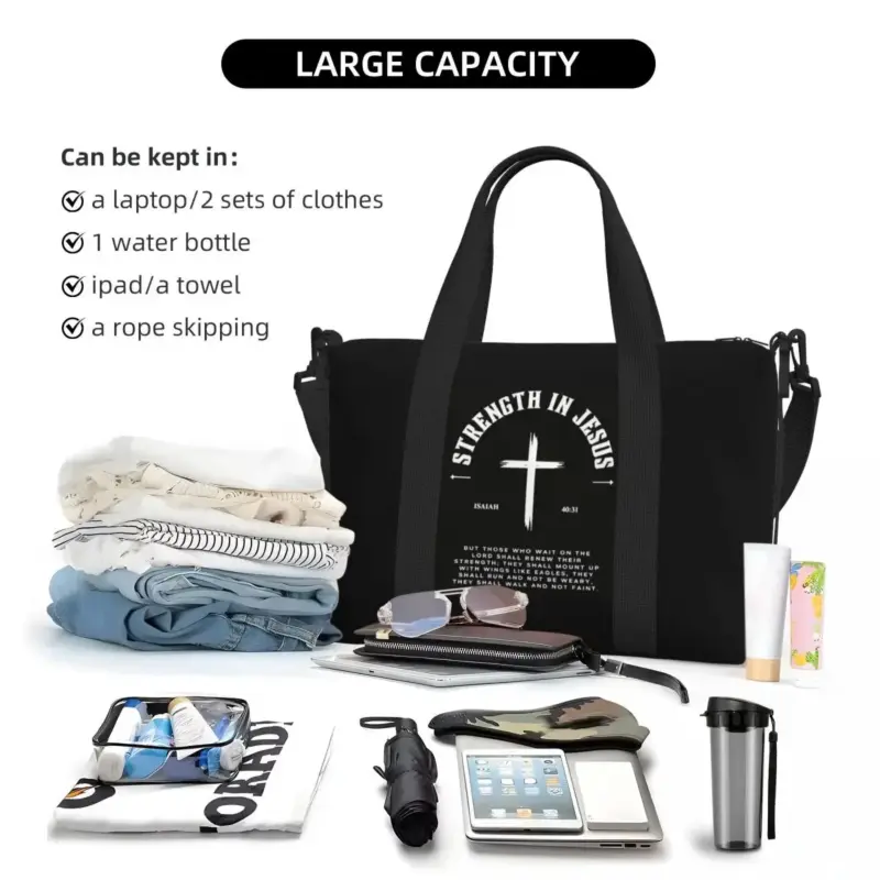 Größenbeispiel für die schwarze Reisetasche mit Kleidung, Flasche und weiteren Gegenständen