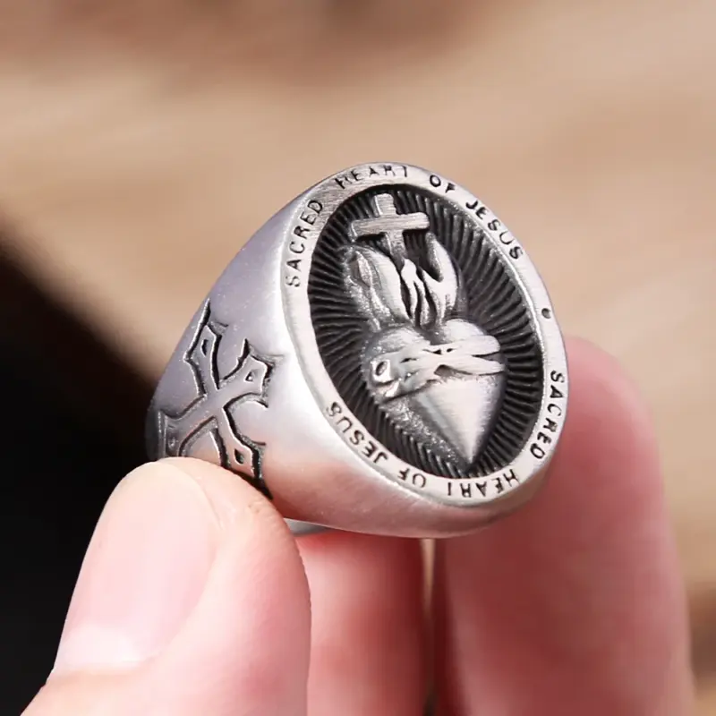 Detailaufnahme des Herz-Jesu-Motivs mit Flamme und Kreuz am ovalen Ringkopf