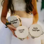 Drei weiße Hochzeitstamburine mit Namen als Beispielaufnahme; keine Personalisierung im Angebot enthalten