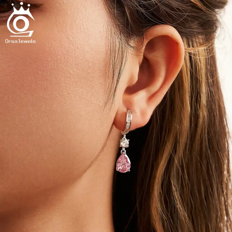 ORSA JEWELS LZE33 Ohrhänger am Ohr getragen, silberfarbene Creole und rosa Tropfenstein