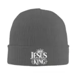 Dunkelgraue CHAMPRINT Beanie mit silbernem JESUS IS KING Schriftmotiv und Krone