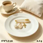 Goldfarbene Marien Brosche mit Kreuz und Perle als Taufgeschenk