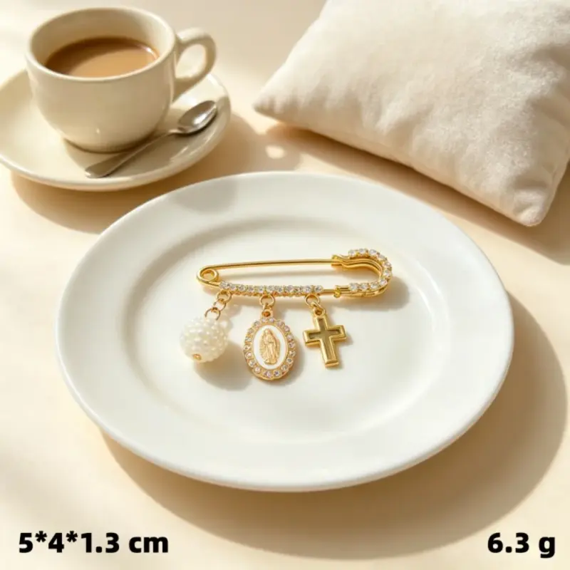 Goldfarbene Marien Brosche mit Kreuz und Perle als Taufgeschenk