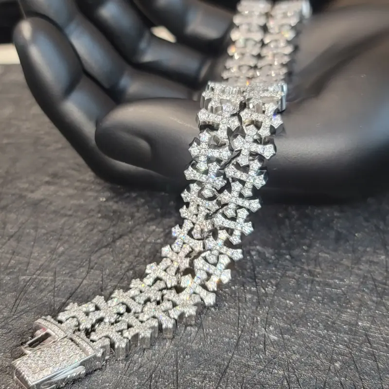 Iced-Out Kreuzkette und Kreuzarmband – weitere Produktansicht