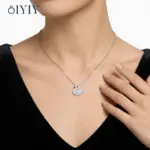 OIYIY Moissanit Schwan-Kette Damen – Trageansicht