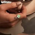 WOSTU Silberring mit doppeltem Kleeblattmotiv und hellgrünen Blättern an einer Hand getragen