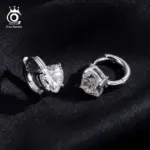 Silberfarbene ORSA JEWELS Herz-Creolen auf dunklem Stoff – 925 Silber laut Anbieter