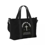 Schwarze christliche Reisetasche mit weißem Kreuz, Strength in Jesus und Schultergurt – Seitenansicht