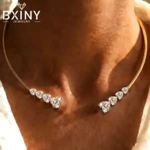 BXINY Moissanit Herz-Choker getragen – goldfarbene Variante