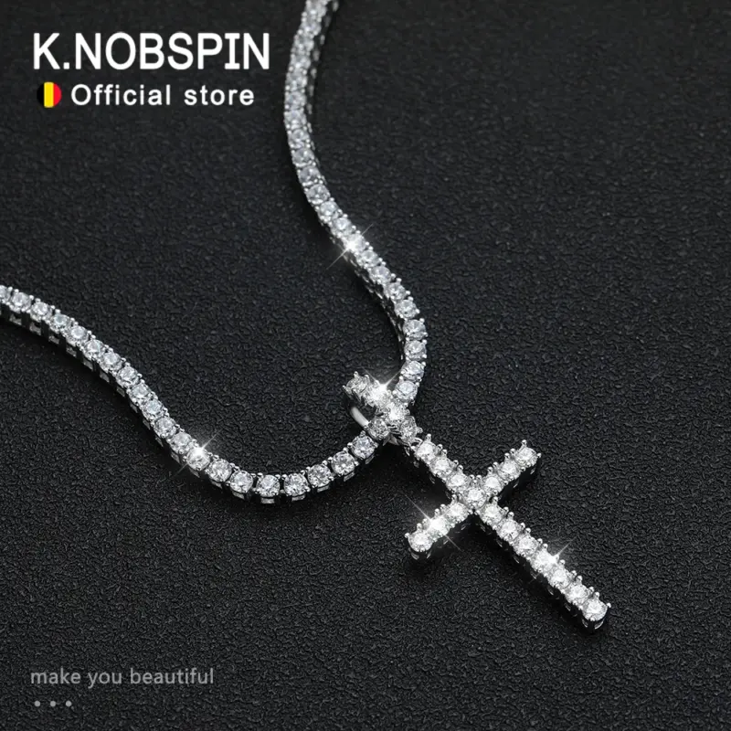 KNOBSPIN Tenniskette mit Moissanit-Kreuz auf dunklem Untergrund