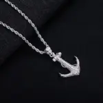 Moissanit Anker-Anhänger mit Kette schräg auf schwarzem Stoff