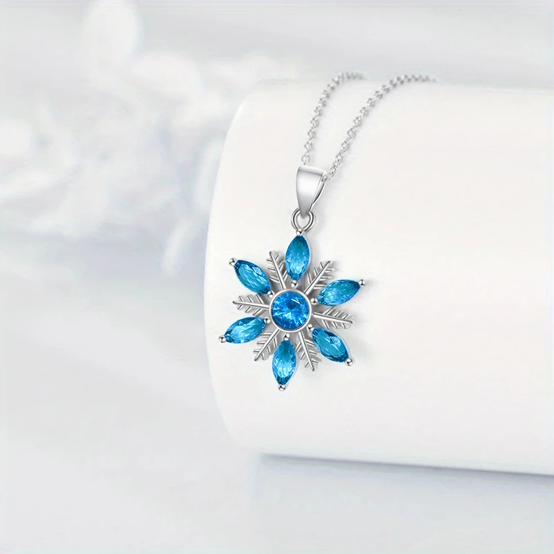 Silberfarbene Schneekristall-Kette mit sechs blauen Zirkonia-Spitzen