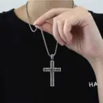 Markanter Kreuzanhänger in Silberoptik mit strukturierter Reliefoberfläche an Gliederkette
