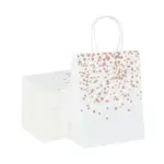 Weiße Geschenktüte mit roséfarben wirkenden Herzen und weißen Henkeln