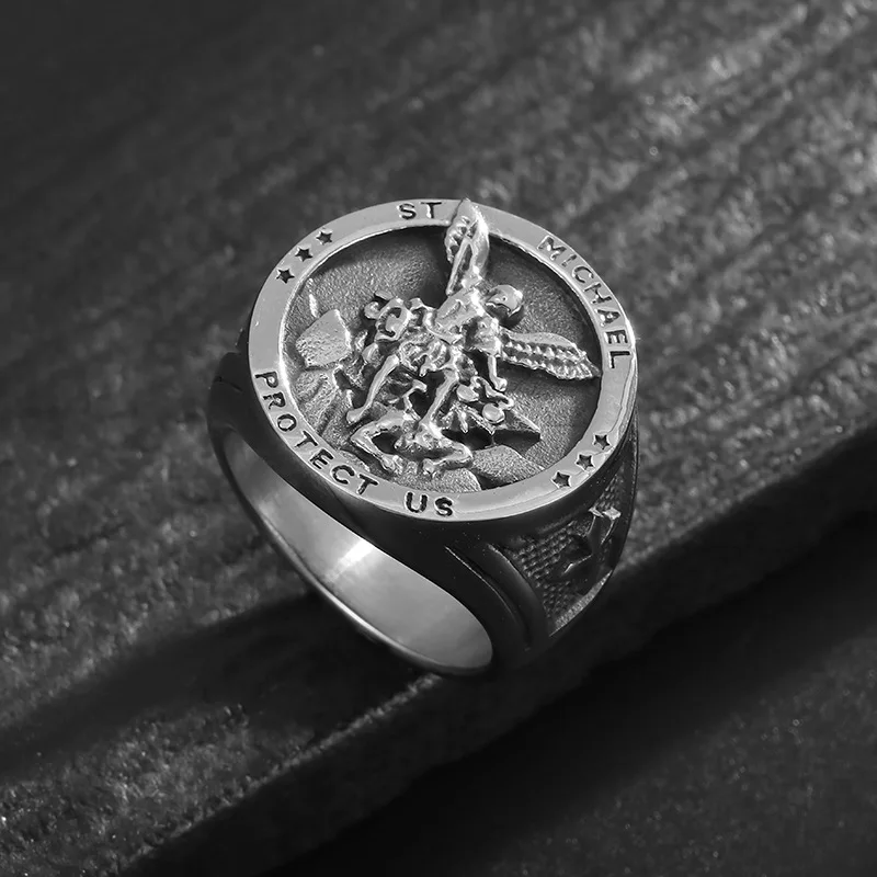 Silberfarbener St.-Michael-Ring von prpcnel mit dunklem Relief, Schwert und Kreuzdetail