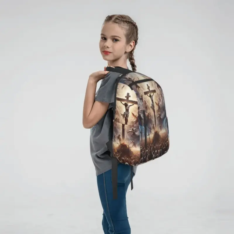 Jesus-Rucksack mit Kreuzigungsmotiv als Schul- und Freizeitrucksack an einer Person getragen