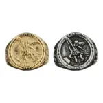 Erzengel-Michael-Ringe aus Edelstahl in Gold- und dunkler Silberoptik auf weißem Hintergrund