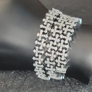 Iced-Out Kreuzkette und Kreuzarmband in Gold- und Silberoptik