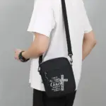Schwarze christliche Crossbody-Umhängetasche mit Kreuz und Philipper 4,13 am Körper getragen