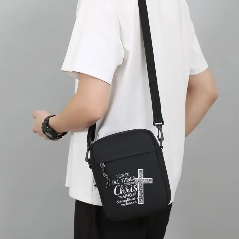 Schwarze christliche Crossbody-Umhängetasche mit Kreuz und Philipper 4,13 am Körper getragen