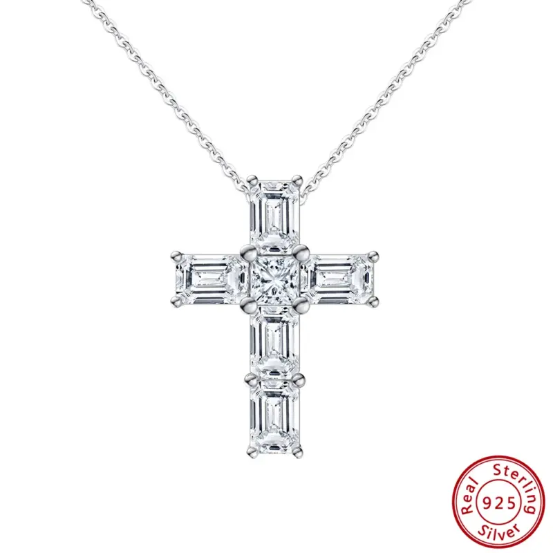Freigestelltes ORSA JEWELS Kreuz mit klaren rechteckigen Zirkonia und silberfarbener Halskette, Lieferantenabbildung