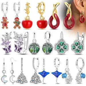 Übersicht mit unterschiedlichen Ohrschmuck-Designs, darunter Lebkuchenfiguren, Äpfel, Schmetterlinge und Kleeblätter
