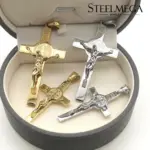 Vier STEELMEGA Benediktus-Kruzifixanhänger in Silber- und Goldoptik, fotografiert in einer Präsentationsbox