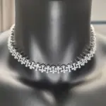 Iced-Out Kreuzschmuck mit funkelndem Steinbesatz – Produktansicht