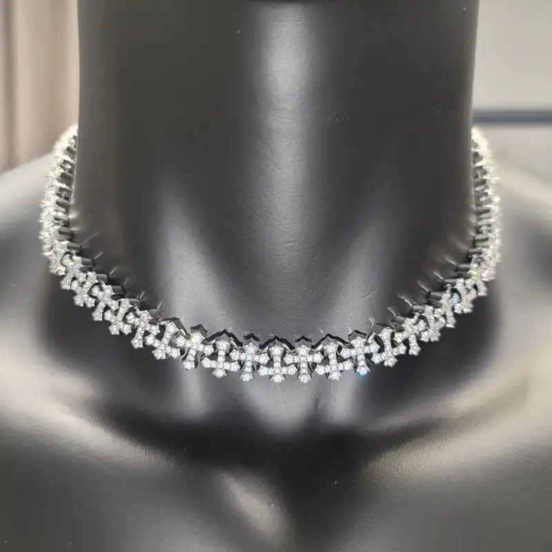 Iced-Out Kreuzschmuck mit funkelndem Steinbesatz – Produktansicht