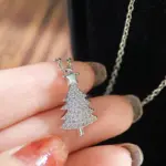Nahaufnahme des silberfarbenen Zirkonia-Weihnachtsbaumanhängers mit Stern und Kette