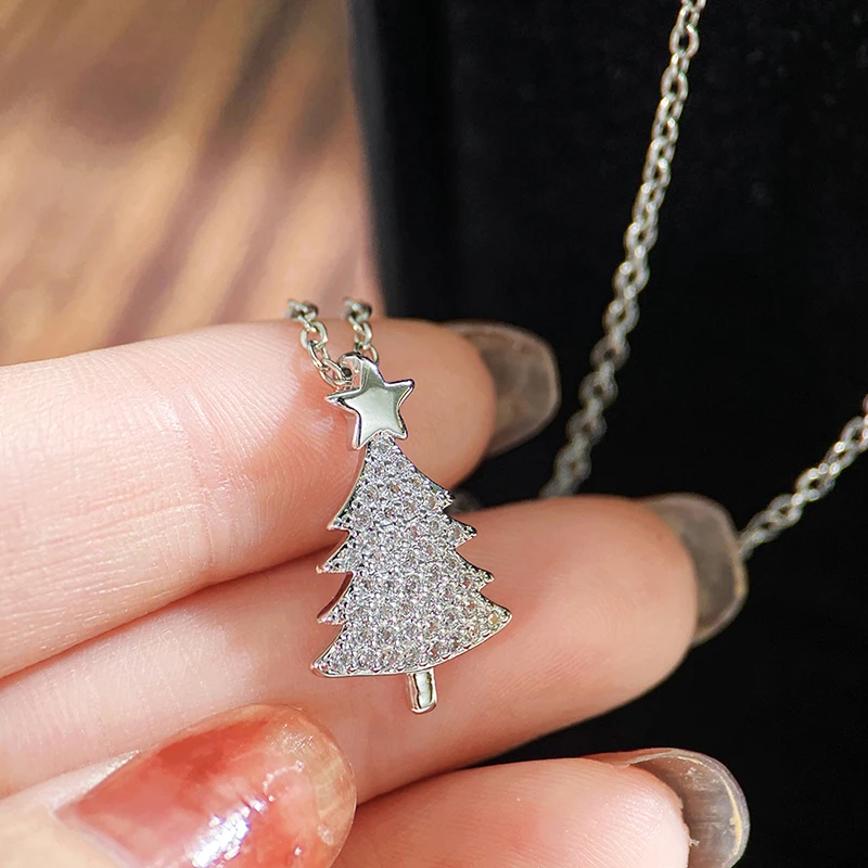 Nahaufnahme des silberfarbenen Zirkonia-Weihnachtsbaumanhängers mit Stern und Kette
