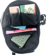Innenansicht eines christlichen Rucksacks mit mehreren Stofffächern und Reißverschluss