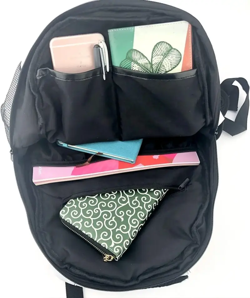 Innenansicht eines christlichen Rucksacks mit mehreren Stofffächern und Reißverschluss